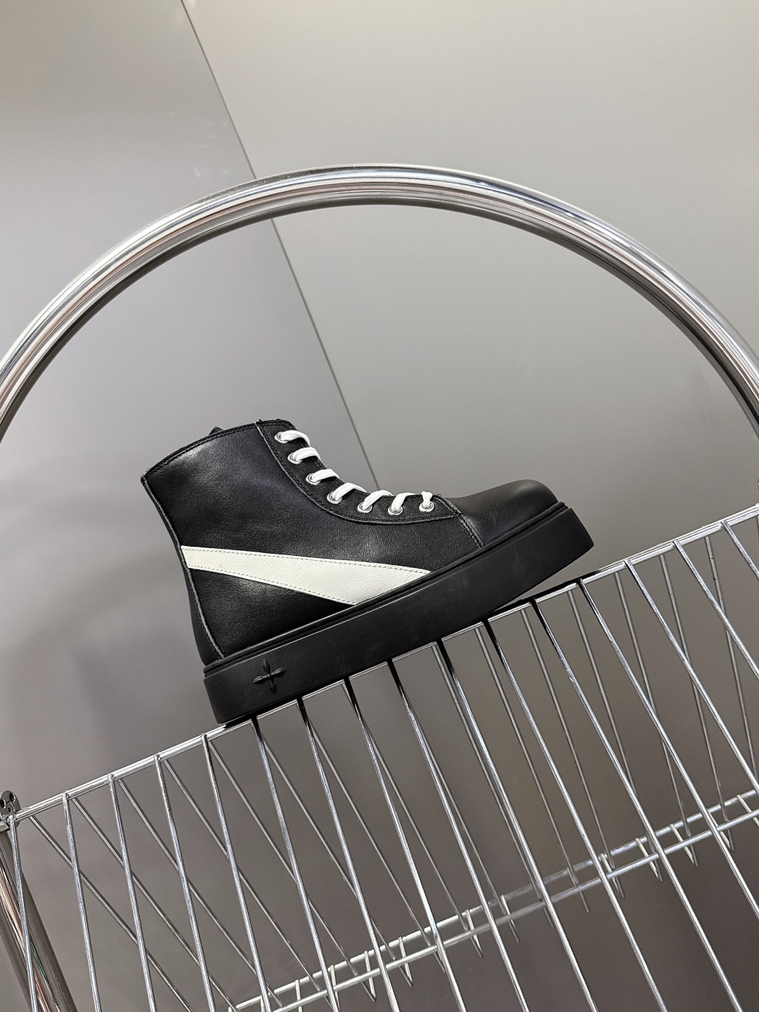 国潮品牌SMFK秋冬最新款厚底 休闲鞋 马丁靴 超多明星时尚博主种草 超火国内品牌 简约的设计 十字架l