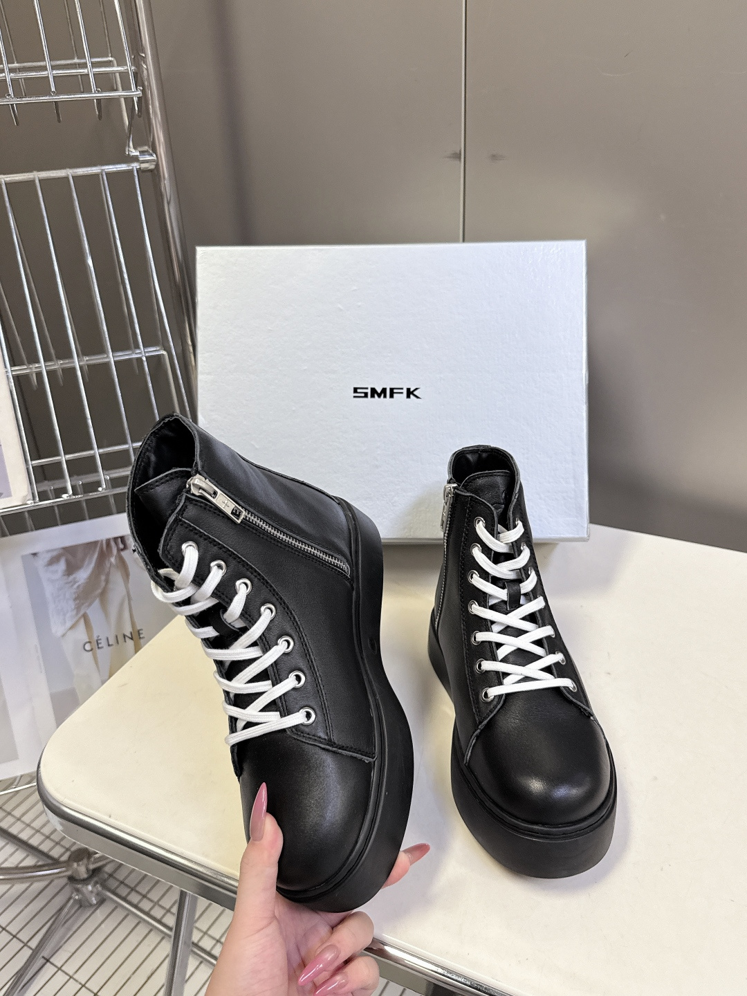 国潮品牌SMFK秋冬最新款厚底 休闲鞋 马丁靴 超多明星时尚博主种草 超火国内品牌 简约的设计 十字架l