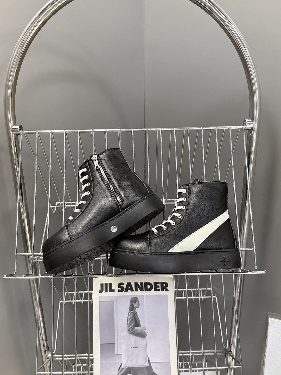 国潮品牌SMFK秋冬最新款厚底 休闲鞋 马丁靴 超多明星时尚博主种草 超火国内品牌 简约的设计 十字架l