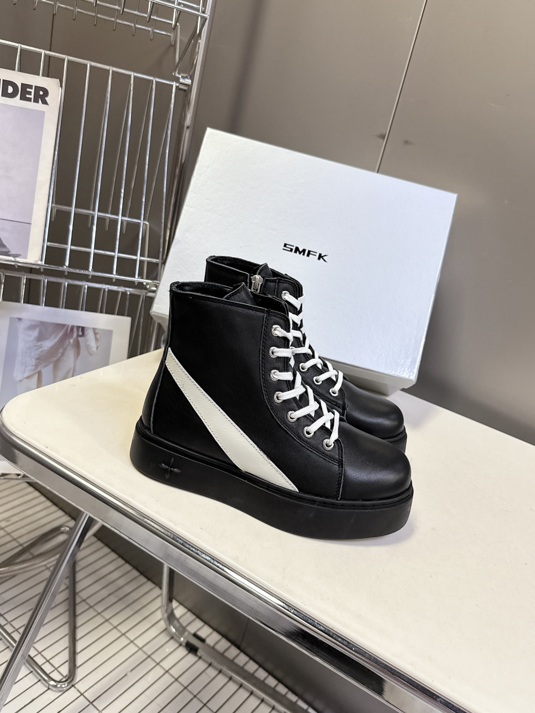 国潮品牌SMFK秋冬最新款厚底 休闲鞋 马丁靴 超多明星时尚博主种草 超火国内品牌 简约的设计 十字架l