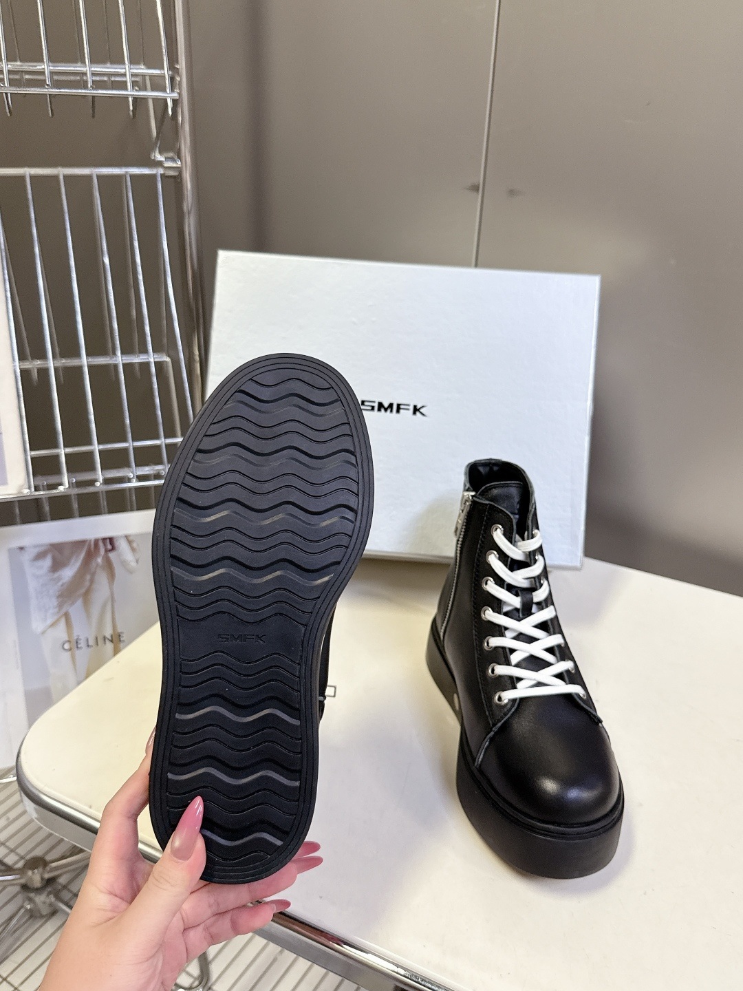 国潮品牌SMFK秋冬最新款厚底 休闲鞋 马丁靴 超多明星时尚博主种草 超火国内品牌 简约的设计 十字架l