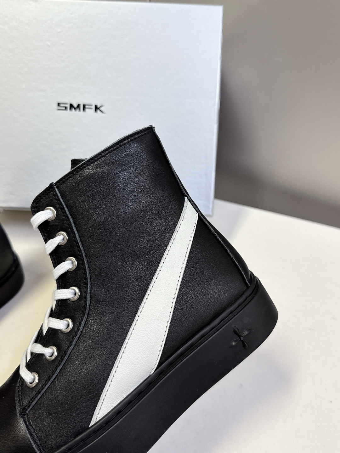 国潮品牌SMFK秋冬最新款厚底 休闲鞋 马丁靴 超多明星时尚博主种草 超火国内品牌 简约的设计 十字架l