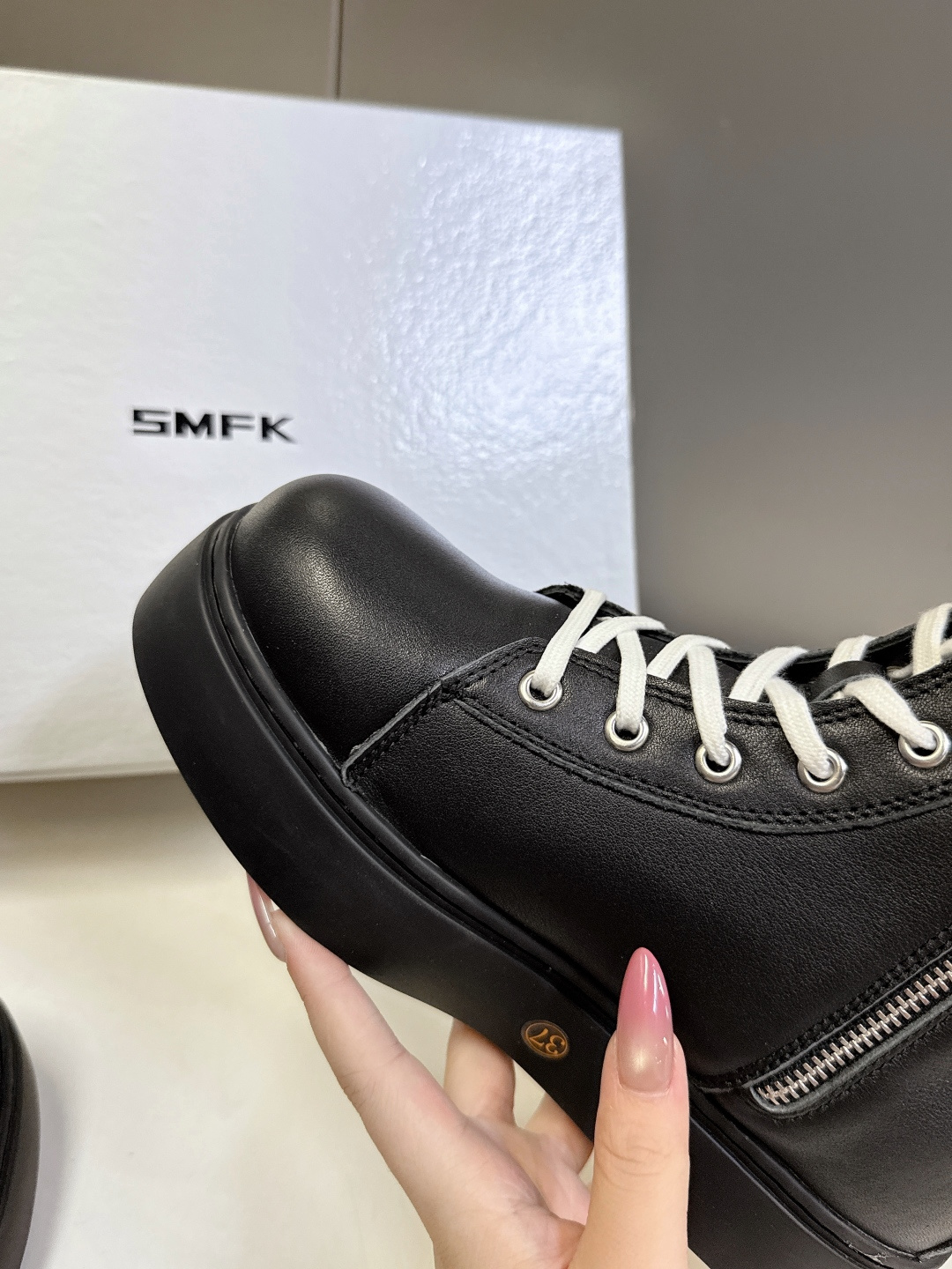 国潮品牌SMFK秋冬最新款厚底 休闲鞋 马丁靴 超多明星时尚博主种草 超火国内品牌 简约的设计 十字架l