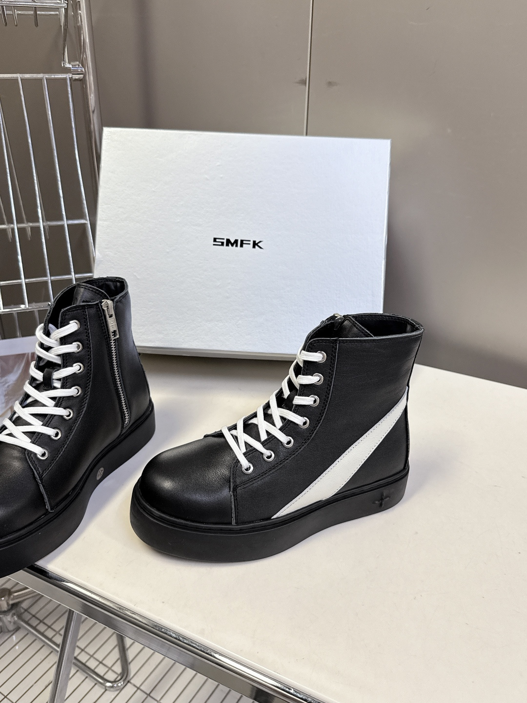 国潮品牌SMFK秋冬最新款厚底 休闲鞋 马丁靴 超多明星时尚博主种草 超火国内品牌 简约的设计 十字架l