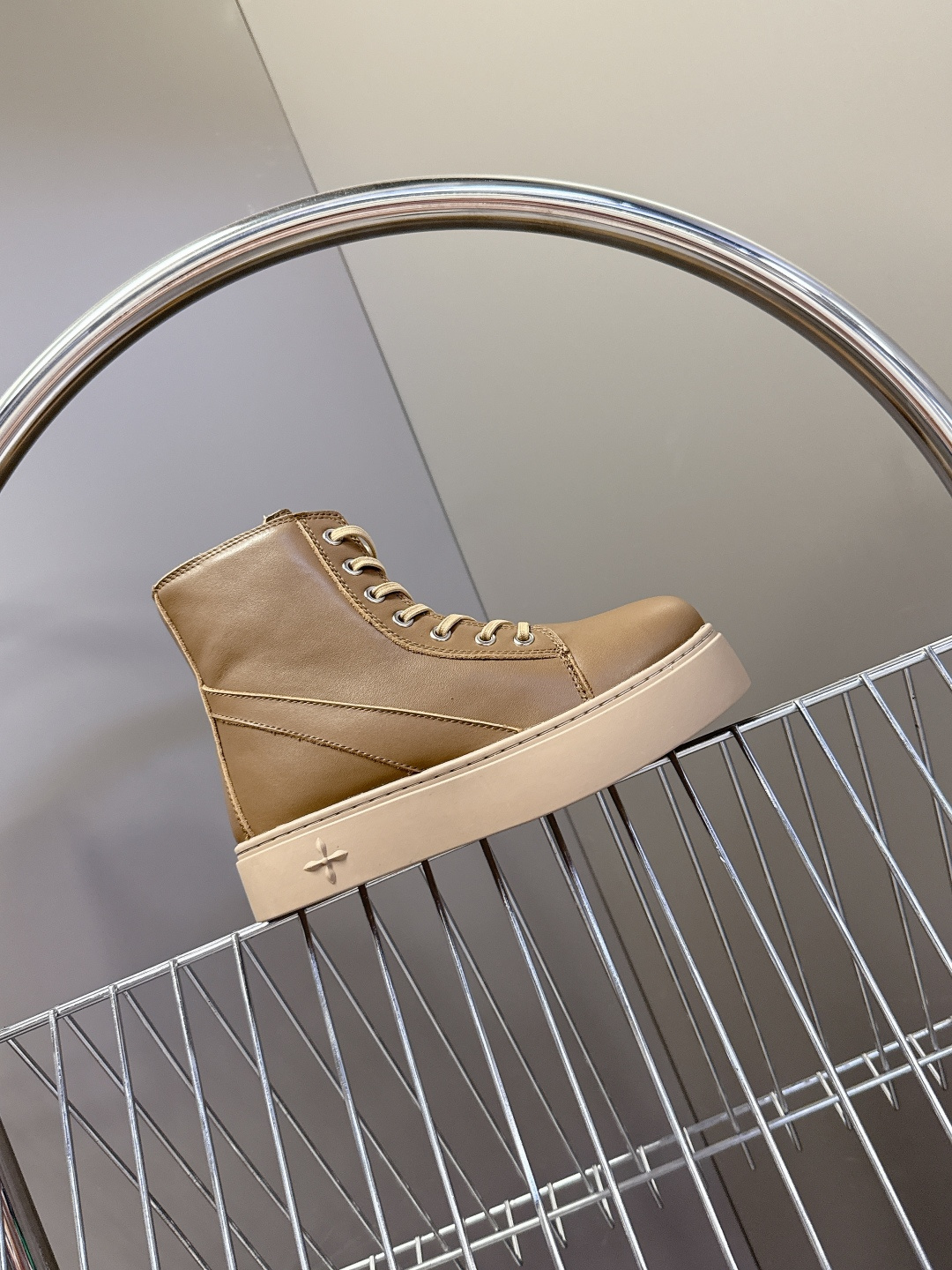 国潮品牌SMFK秋冬最新款厚底 休闲鞋 马丁靴 超多明星时尚博主种草 超火国内品牌 简约的设计 十字架l