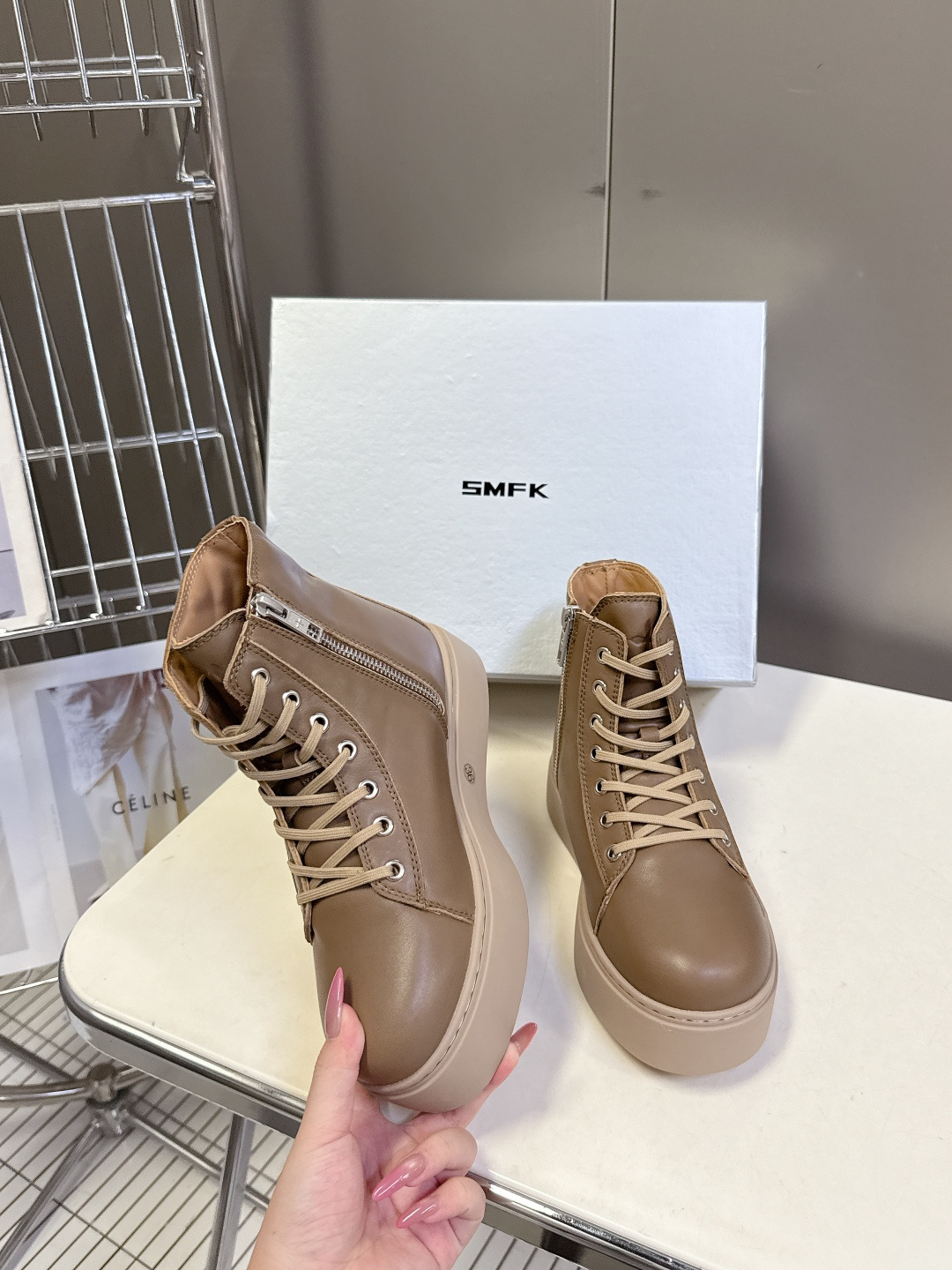 国潮品牌SMFK秋冬最新款厚底 休闲鞋 马丁靴 超多明星时尚博主种草 超火国内品牌 简约的设计 十字架l