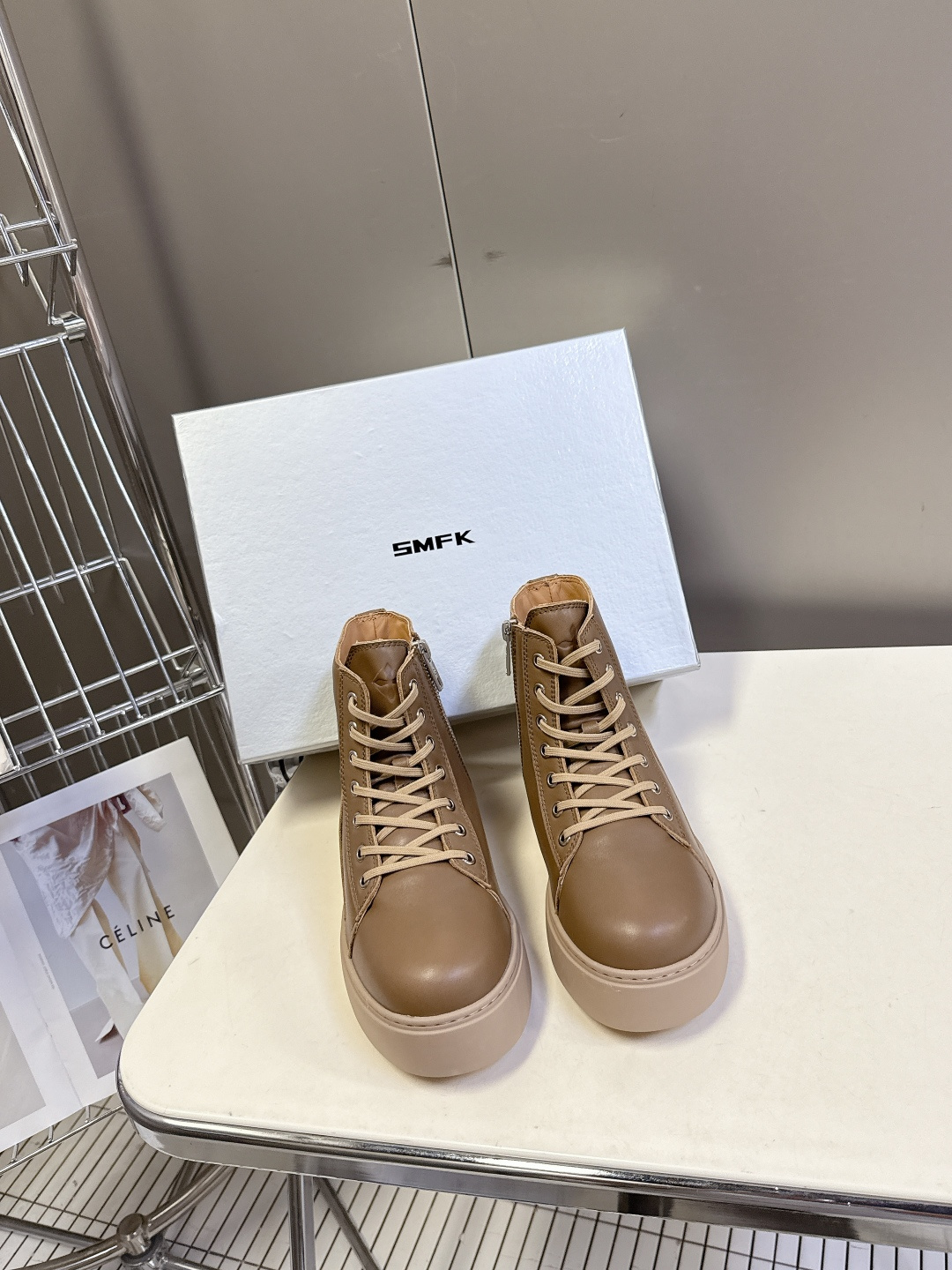 国潮品牌SMFK秋冬最新款厚底 休闲鞋 马丁靴 超多明星时尚博主种草 超火国内品牌 简约的设计 十字架l