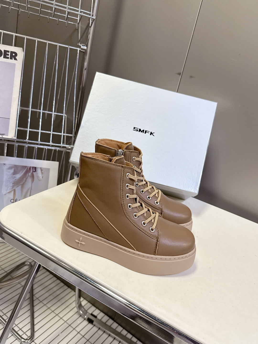 国潮品牌SMFK秋冬最新款厚底 休闲鞋 马丁靴 超多明星时尚博主种草 超火国内品牌 简约的设计 十字架l