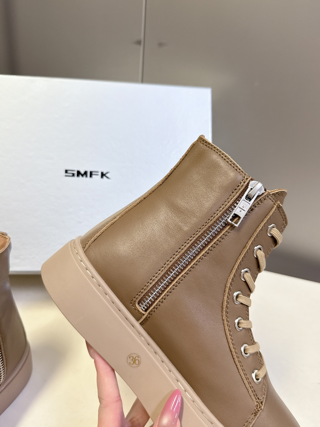 国潮品牌SMFK秋冬最新款厚底 休闲鞋 马丁靴 超多明星时尚博主种草 超火国内品牌 简约的设计 十字架l