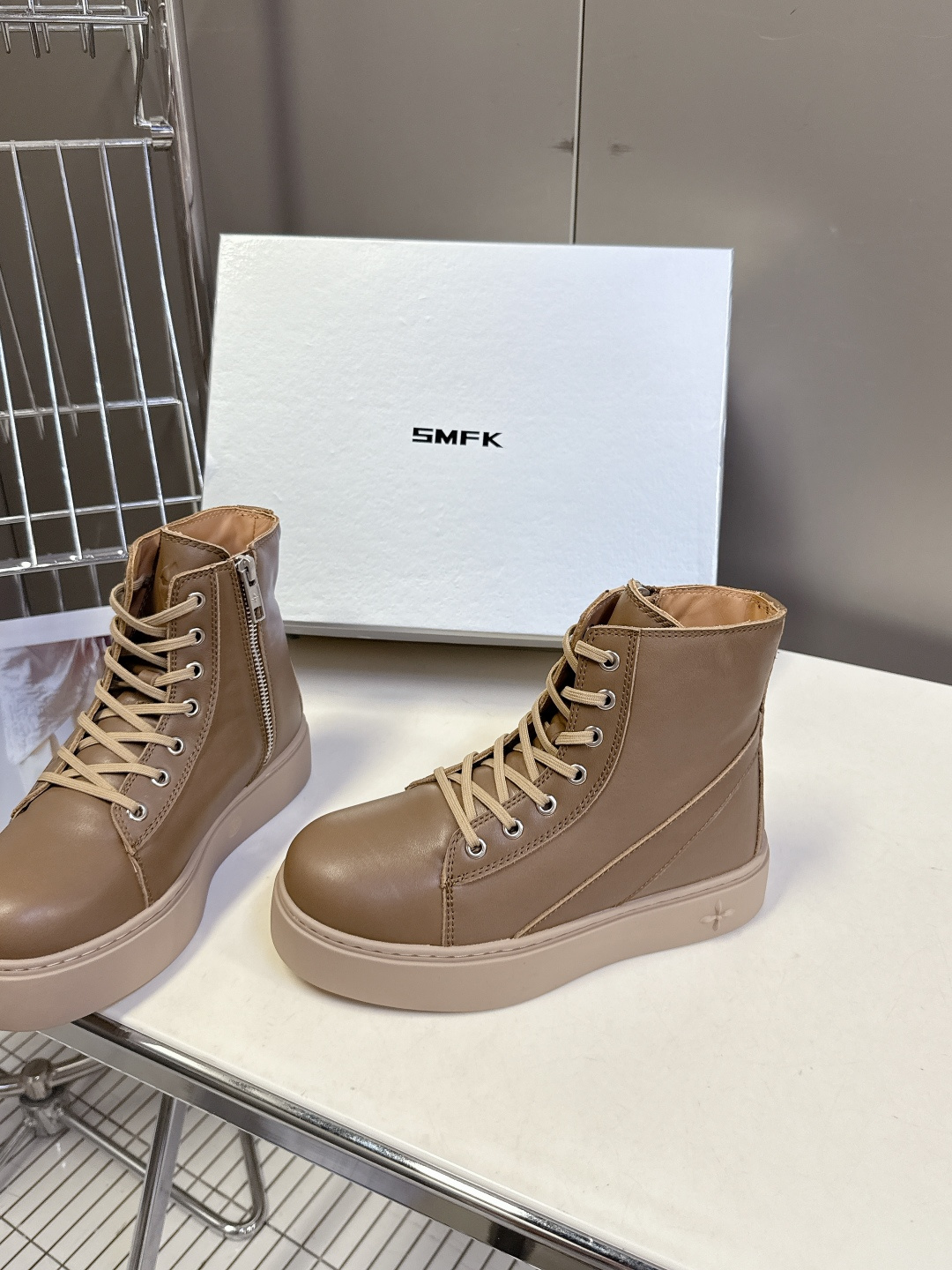 国潮品牌SMFK秋冬最新款厚底 休闲鞋 马丁靴 超多明星时尚博主种草 超火国内品牌 简约的设计 十字架l