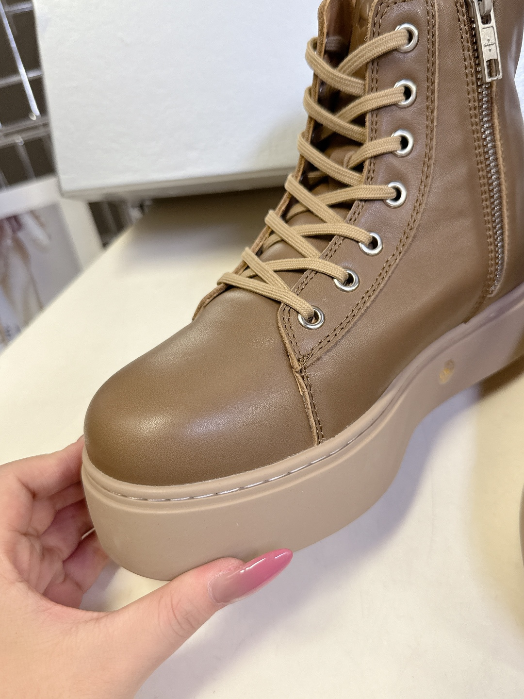 国潮品牌SMFK秋冬最新款厚底 休闲鞋 马丁靴 超多明星时尚博主种草 超火国内品牌 简约的设计 十字架l