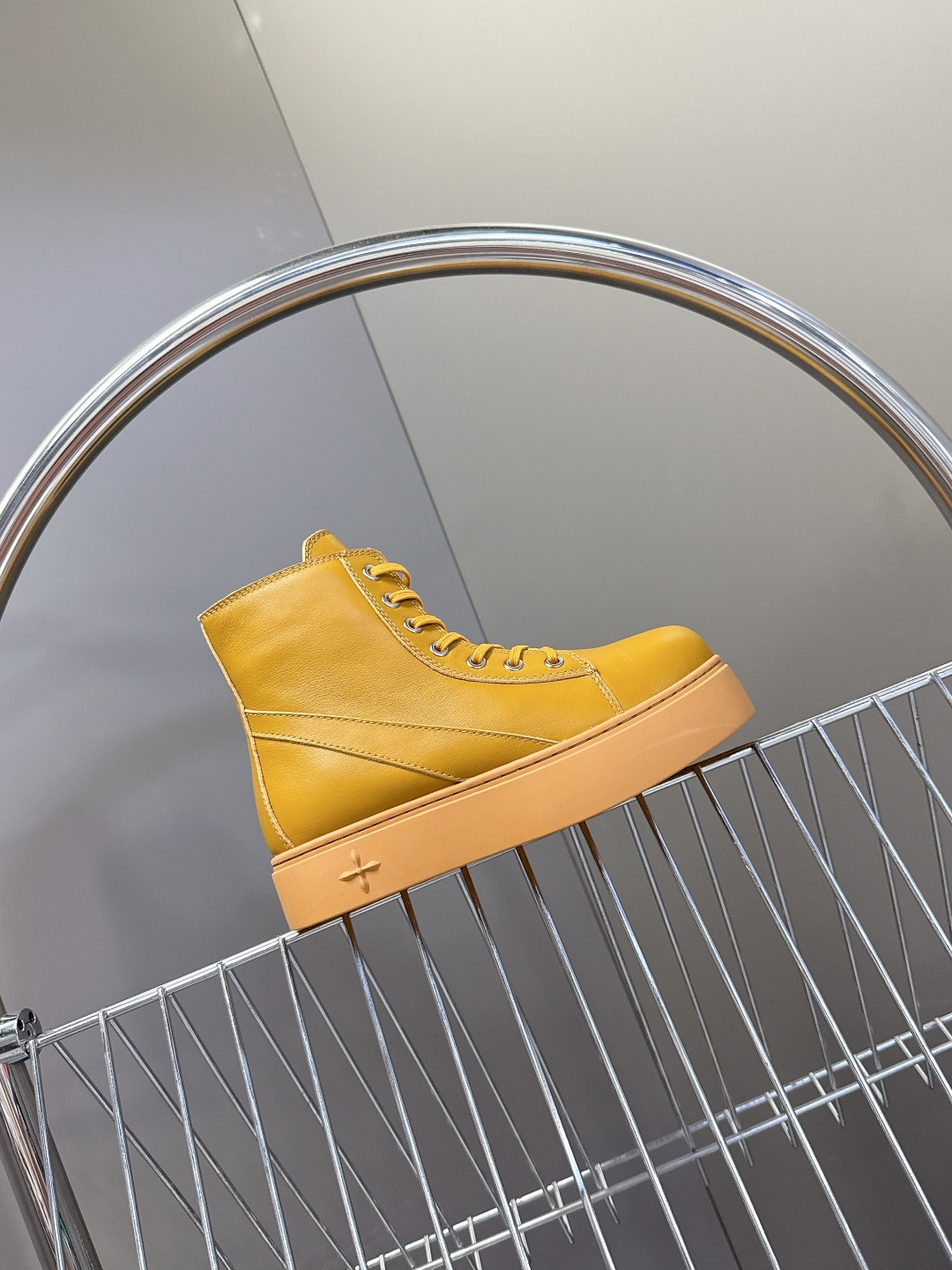 国潮品牌SMFK秋冬最新款厚底 休闲鞋 马丁靴 超多明星时尚博主种草 超火国内品牌 简约的设计 十字架l