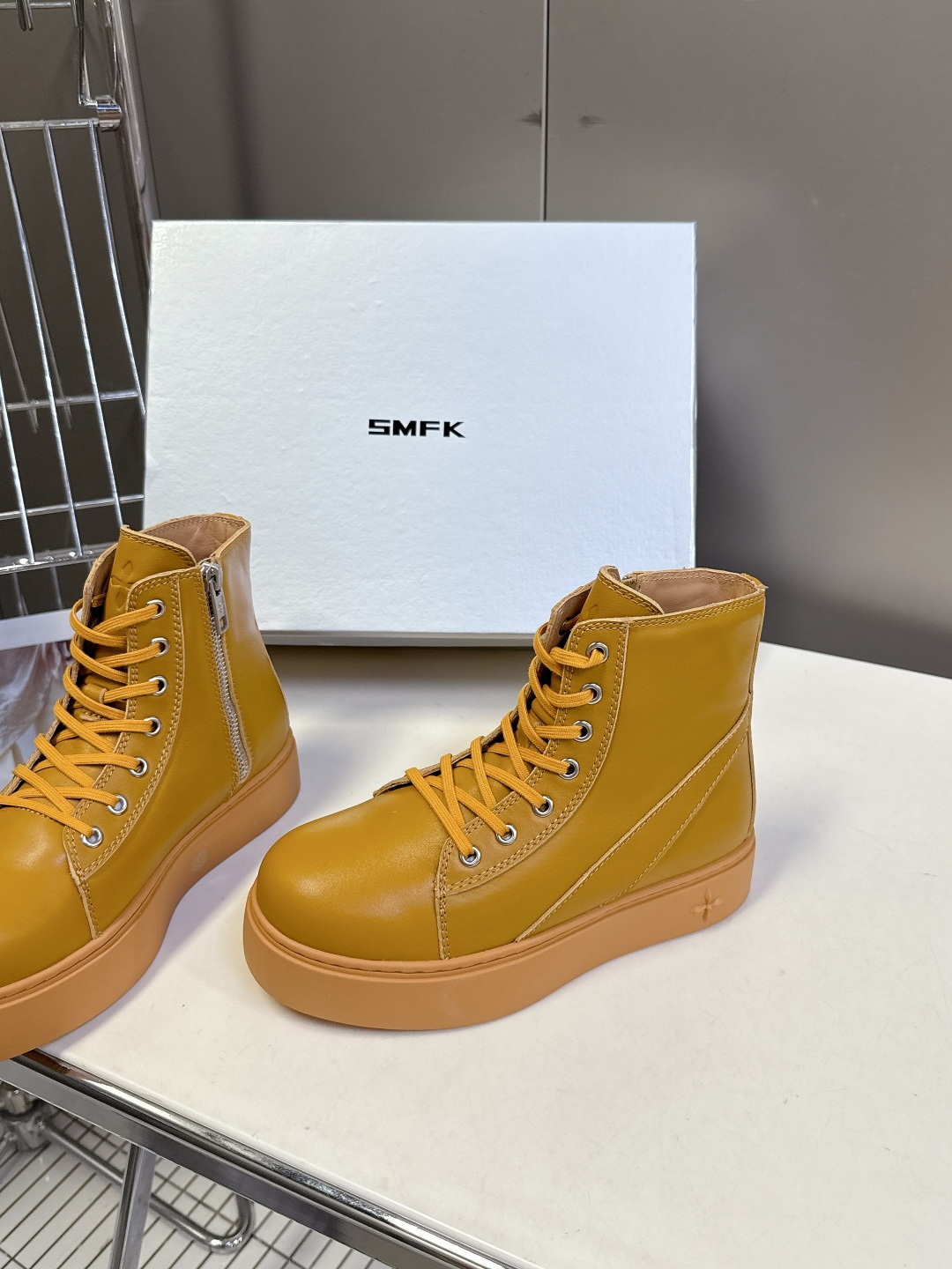 国潮品牌SMFK秋冬最新款厚底 休闲鞋 马丁靴 超多明星时尚博主种草 超火国内品牌 简约的设计 十字架l