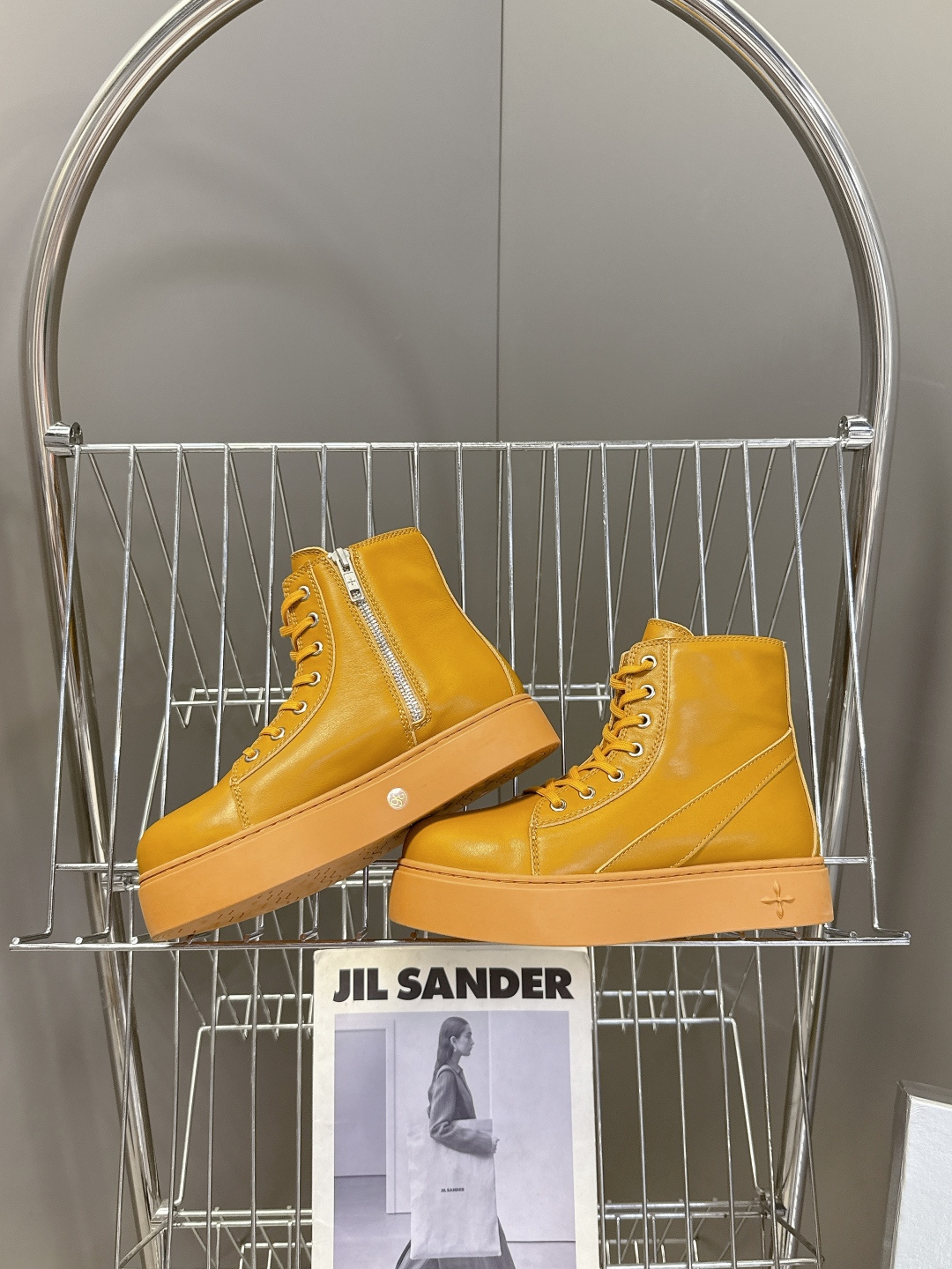 国潮品牌SMFK秋冬最新款厚底 休闲鞋 马丁靴 超多明星时尚博主种草 超火国内品牌 简约的设计 十字架l