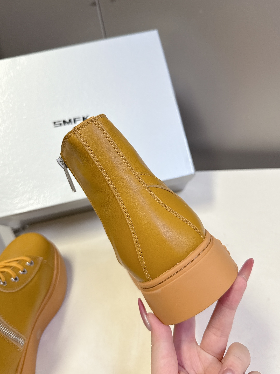 国潮品牌SMFK秋冬最新款厚底 休闲鞋 马丁靴 超多明星时尚博主种草 超火国内品牌 简约的设计 十字架l