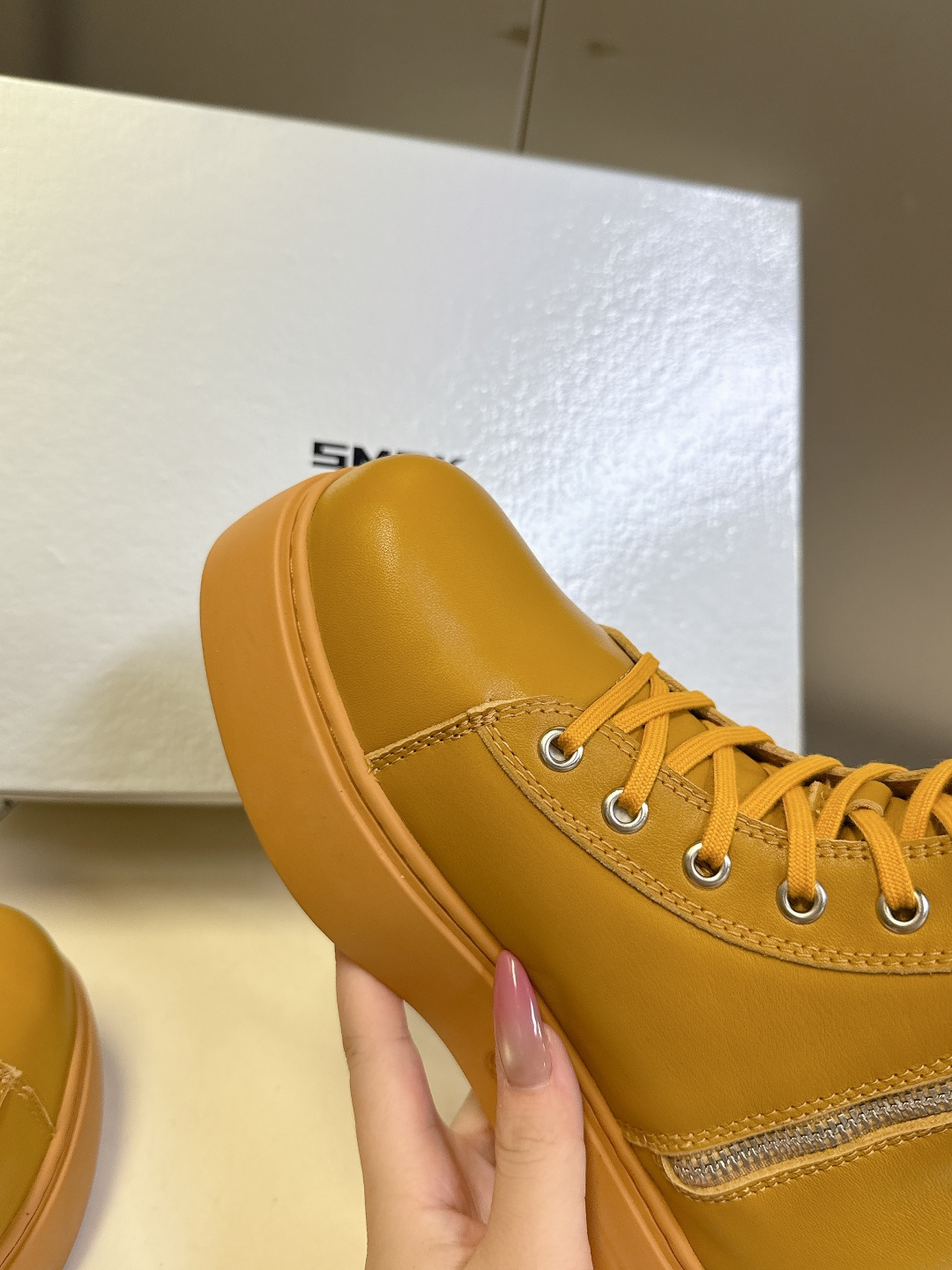 国潮品牌SMFK秋冬最新款厚底 休闲鞋 马丁靴 超多明星时尚博主种草 超火国内品牌 简约的设计 十字架l