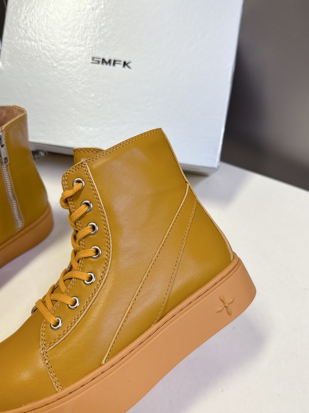 国潮品牌SMFK秋冬最新款厚底 休闲鞋 马丁靴 超多明星时尚博主种草 超火国内品牌 简约的设计 十字架l