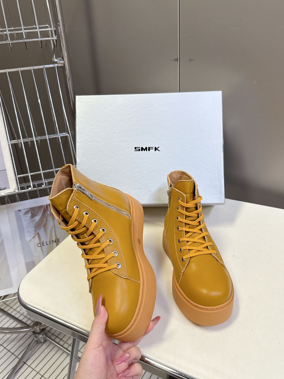 国潮品牌SMFK秋冬最新款厚底 休闲鞋 马丁靴 超多明星时尚博主种草 超火国内品牌 简约的设计 十字架l