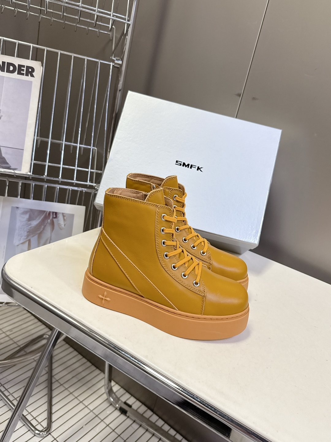 国潮品牌SMFK秋冬最新款厚底 休闲鞋 马丁靴 超多明星时尚博主种草 超火国内品牌 简约的设计 十字架l