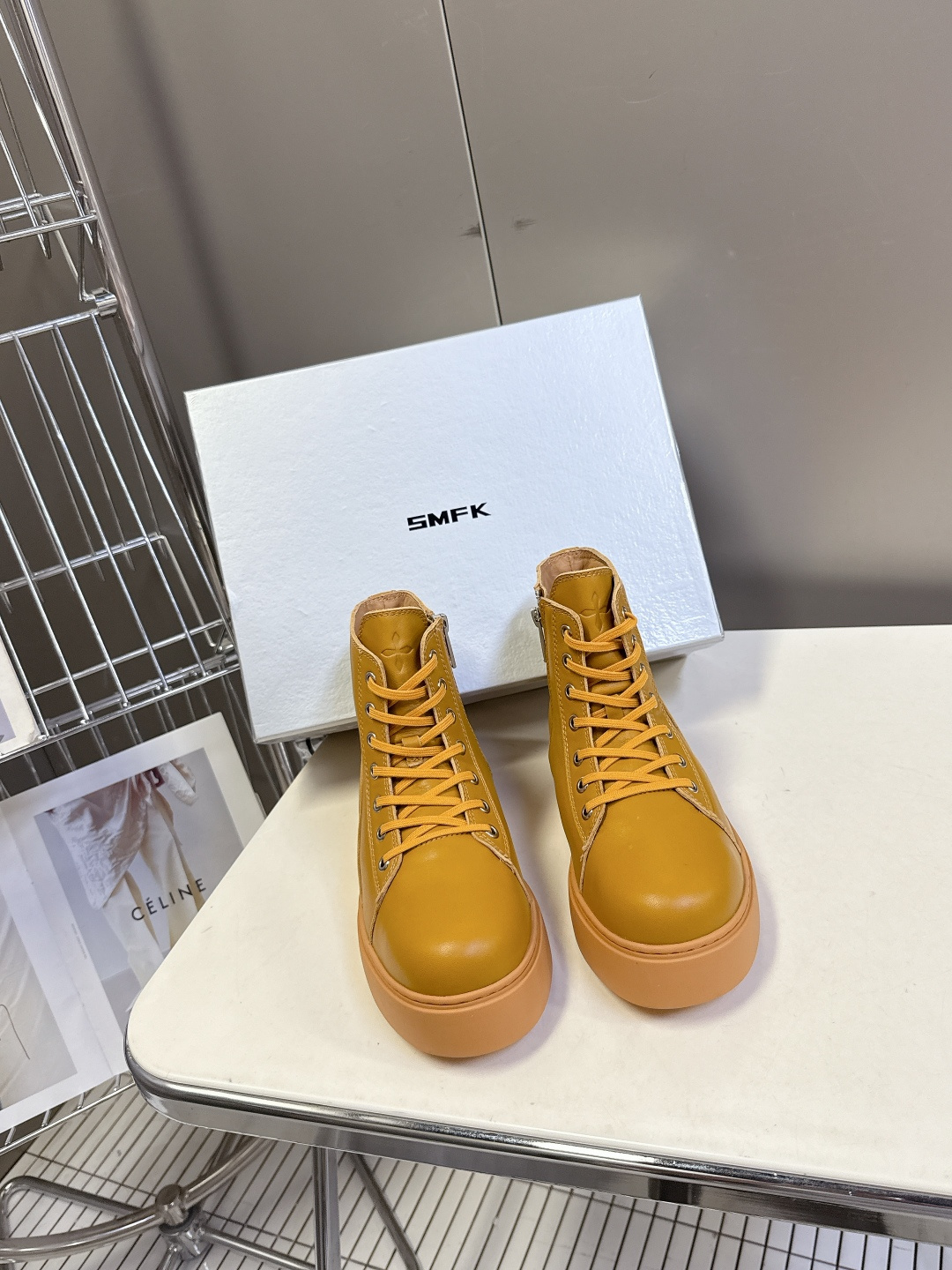 国潮品牌SMFK秋冬最新款厚底 休闲鞋 马丁靴 超多明星时尚博主种草 超火国内品牌 简约的设计 十字架l