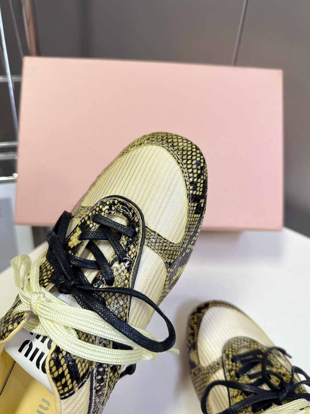 MiuMiu缪缪最新走秀款复古休闲鞋 德训鞋官方秀场出镜率最高的单品 超多明星时尚博主种草 miu系穿搭