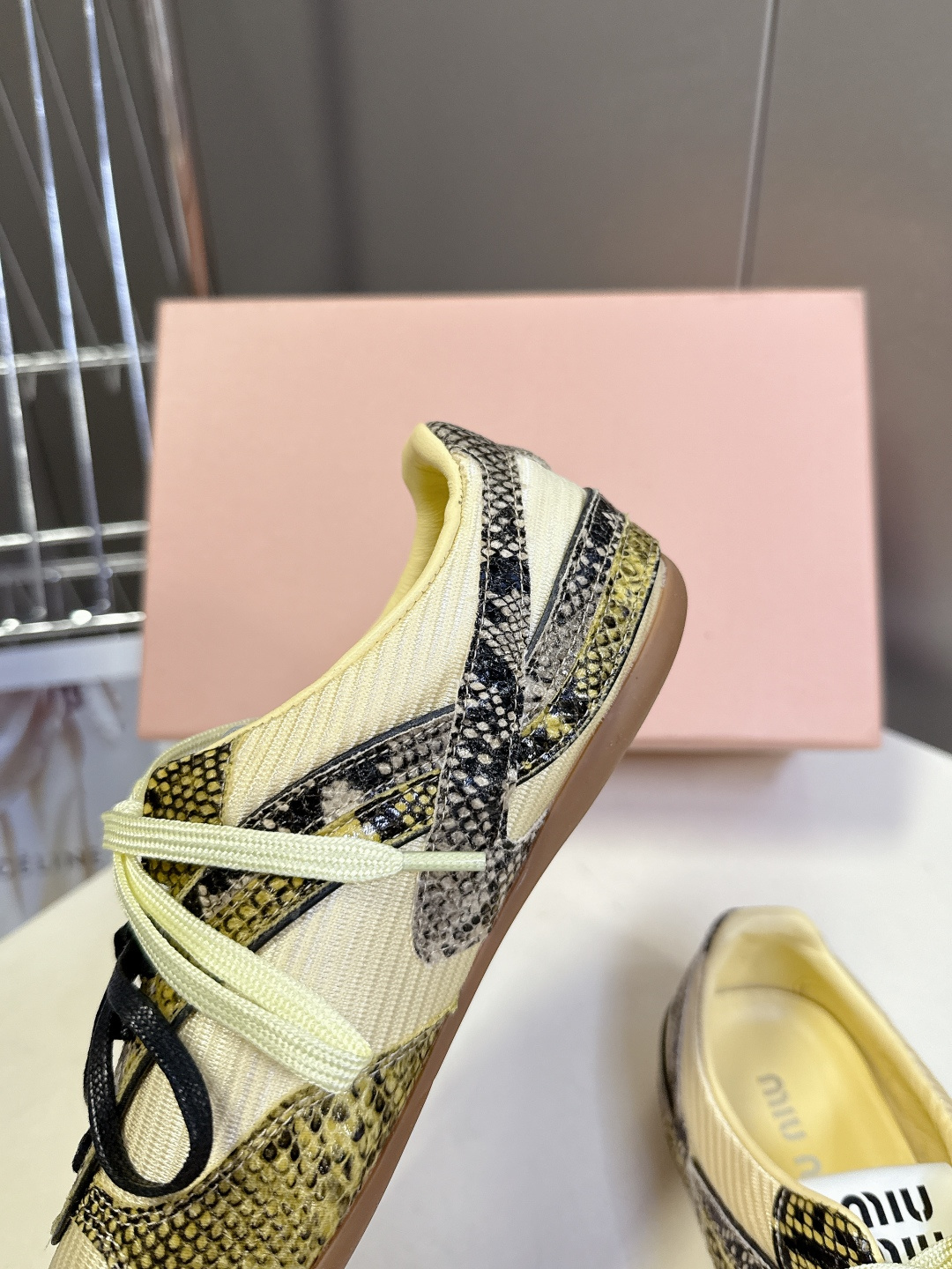 MiuMiu缪缪最新走秀款复古休闲鞋 德训鞋官方秀场出镜率最高的单品 超多明星时尚博主种草 miu系穿搭