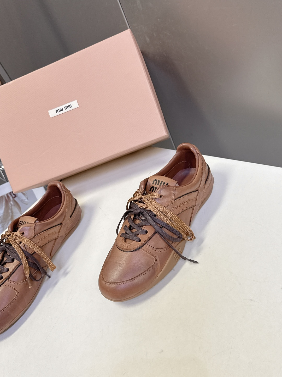 MiuMiu缪缪最新走秀款复古休闲鞋 德训鞋官方秀场出镜率最高的单品 超多明星时尚博主种草 miu系穿搭