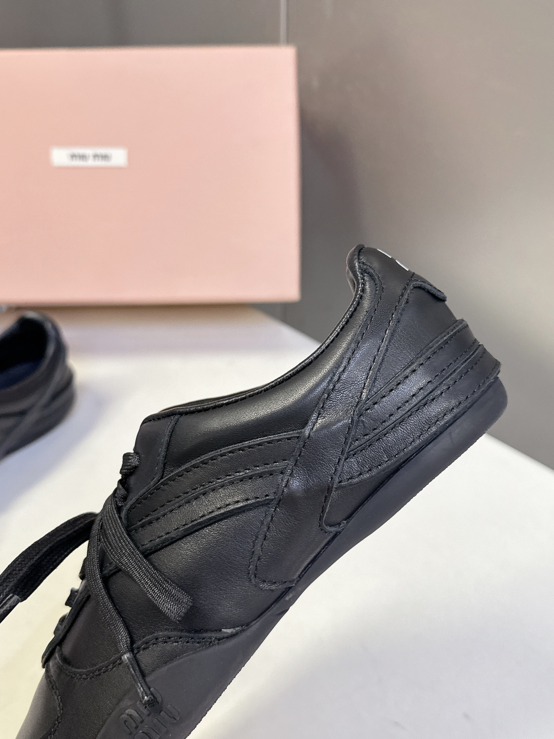 MiuMiu缪缪最新走秀款复古休闲鞋 德训鞋官方秀场出镜率最高的单品 超多明星时尚博主种草 miu系穿搭