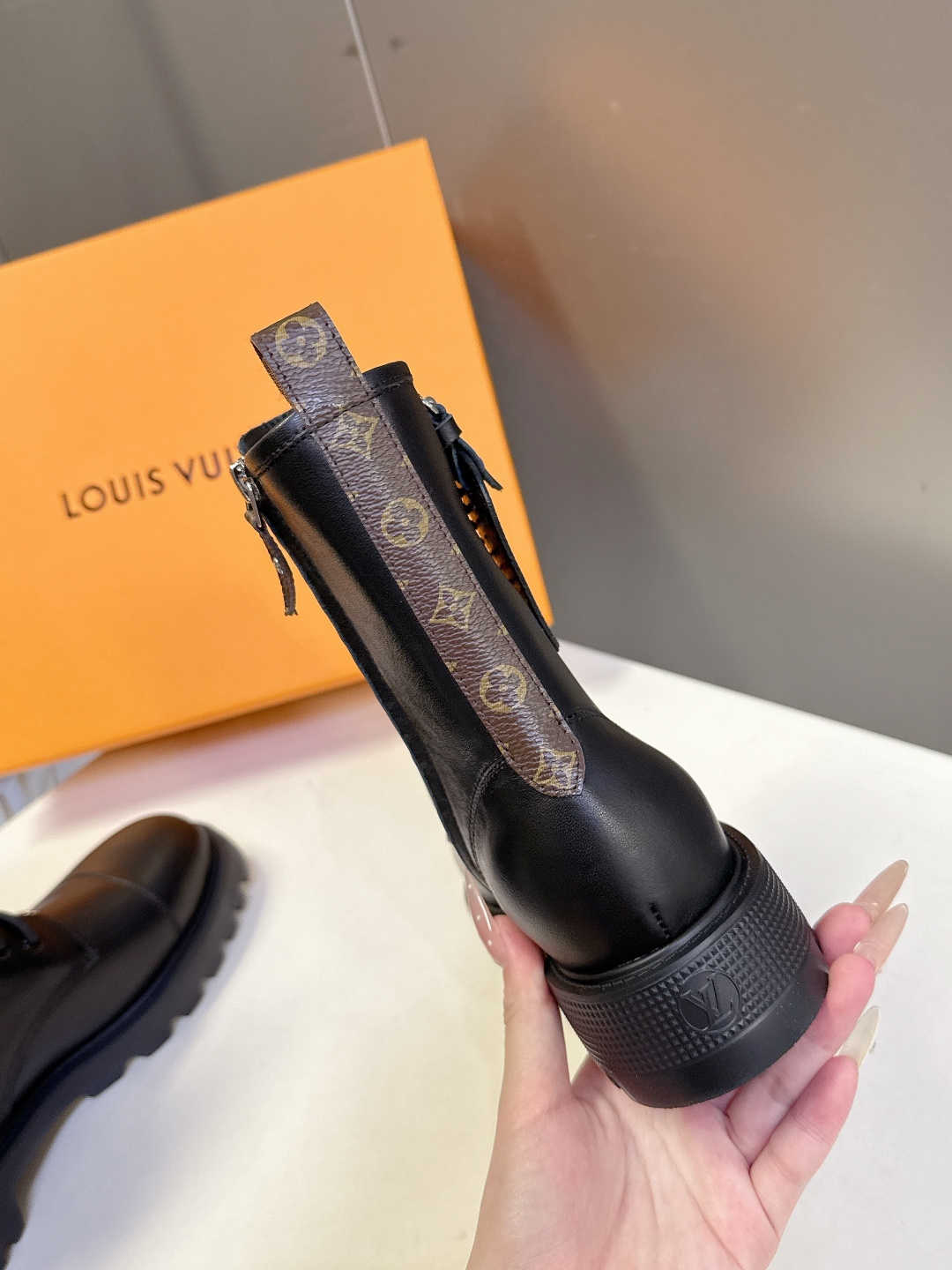 路易威登LOUIS VUITTON秋冬最新款马丁靴 超多明星时尚博主种草 原版一比一复刻打造 版型超级正