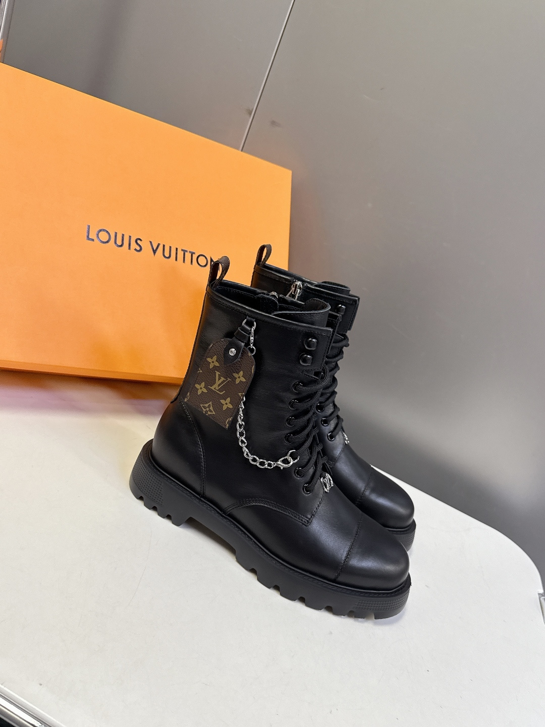 路易威登LOUIS VUITTON秋冬最新款马丁靴 超多明星时尚博主种草 原版一比一复刻打造 版型超级正