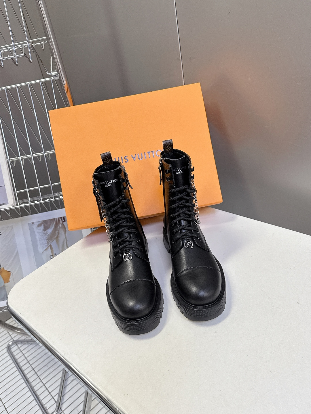 路易威登LOUIS VUITTON秋冬最新款马丁靴 超多明星时尚博主种草 原版一比一复刻打造 版型超级正