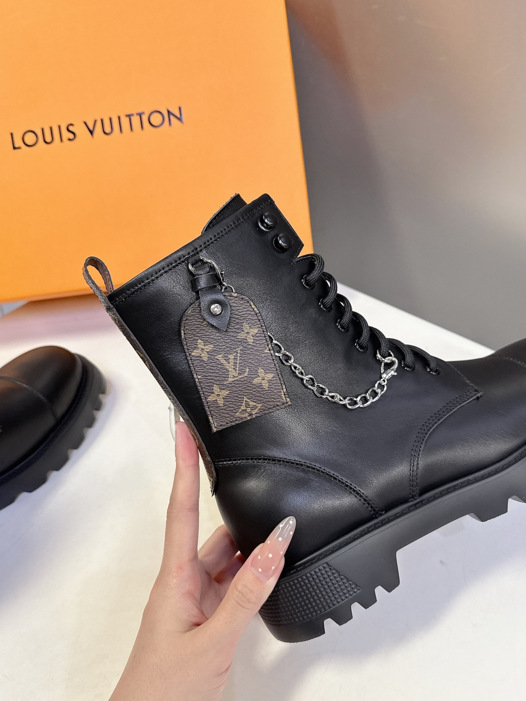 路易威登LOUIS VUITTON秋冬最新款马丁靴 超多明星时尚博主种草 原版一比一复刻打造 版型超级正