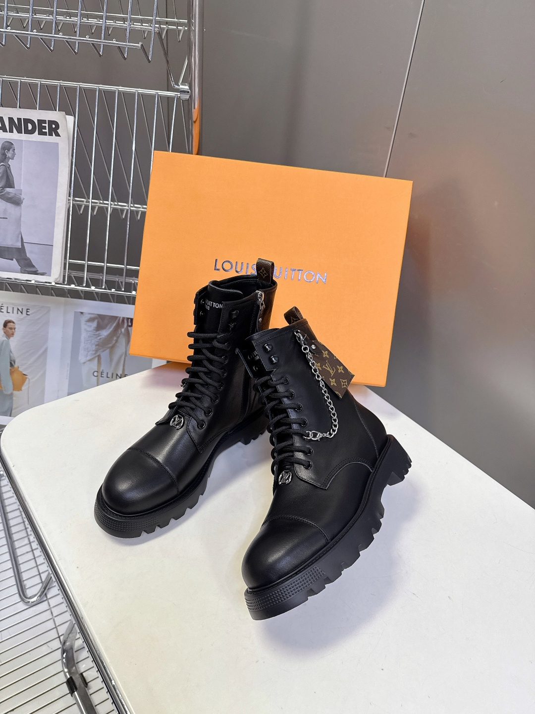 路易威登LOUIS VUITTON秋冬最新款马丁靴 超多明星时尚博主种草 原版一比一复刻打造 版型超级正