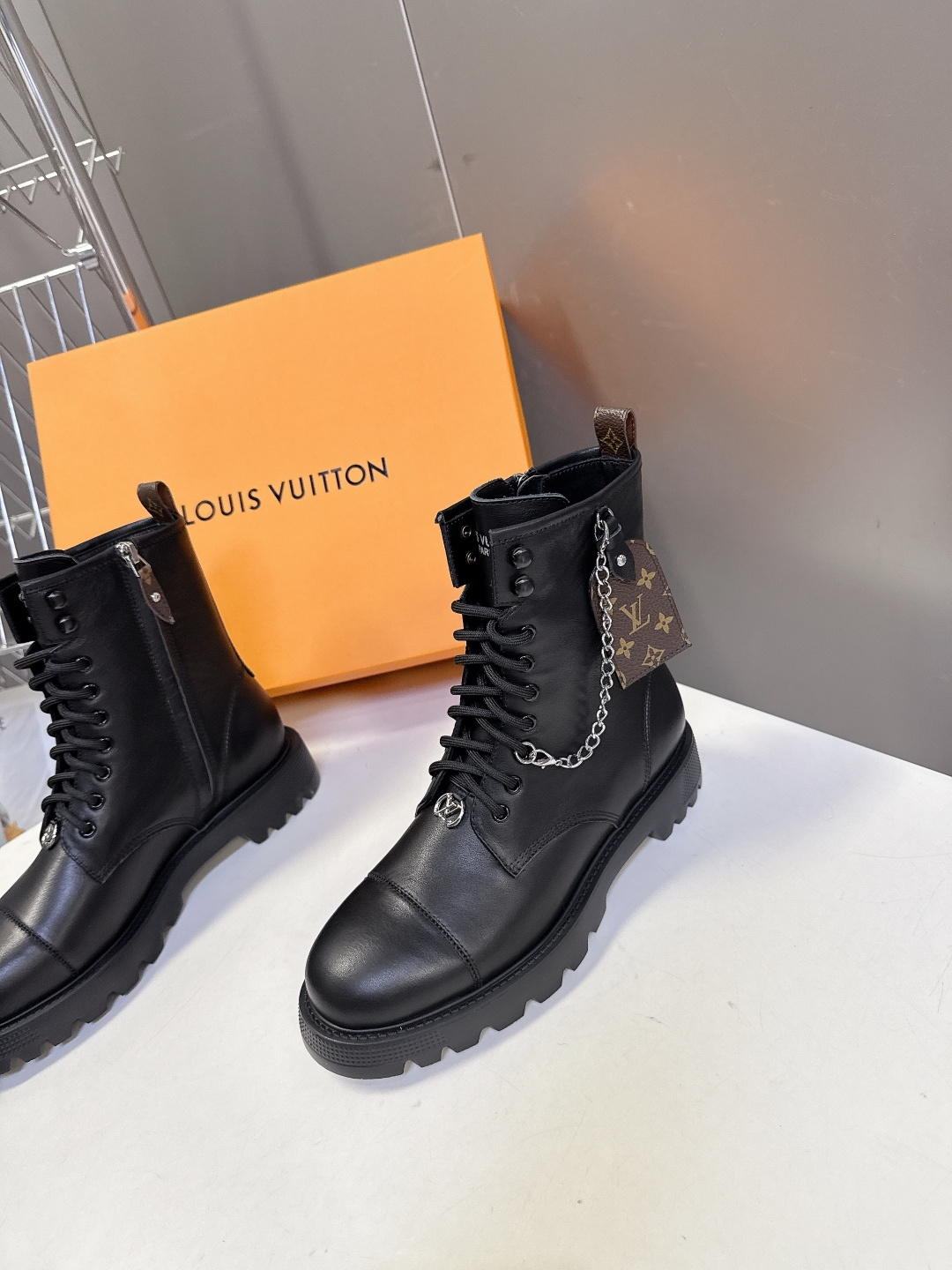 路易威登LOUIS VUITTON秋冬最新款马丁靴 超多明星时尚博主种草 原版一比一复刻打造 版型超级正