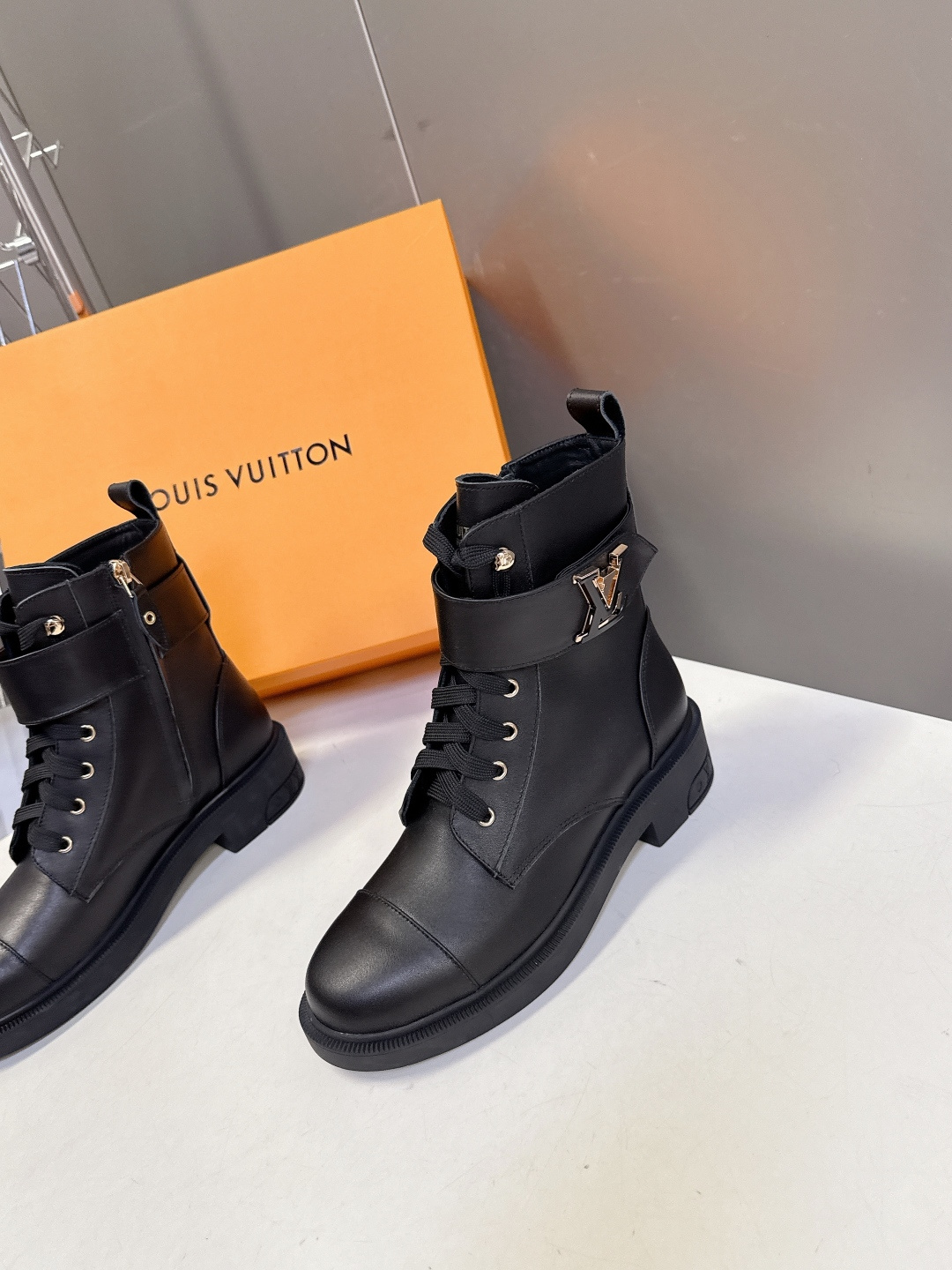 路易威登LOUIS VUITTON秋冬最新款马丁靴 超多明星时尚博主种草 原版一比一复刻打造 版型超级正
