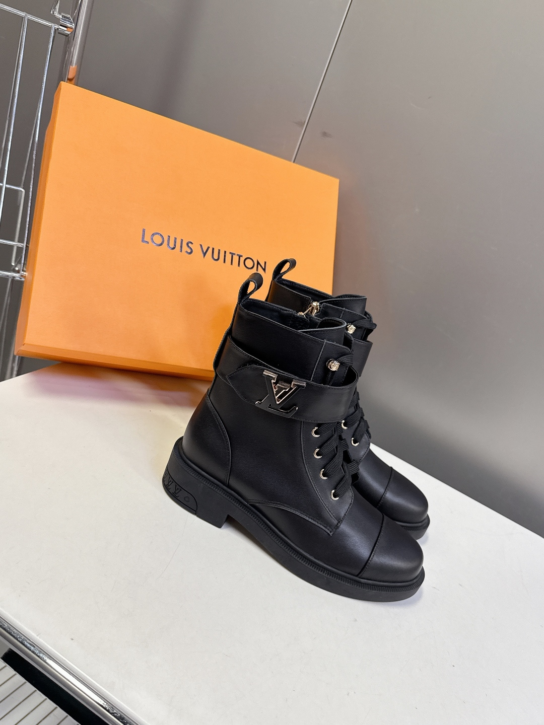 路易威登LOUIS VUITTON秋冬最新款马丁靴 超多明星时尚博主种草 原版一比一复刻打造 版型超级正