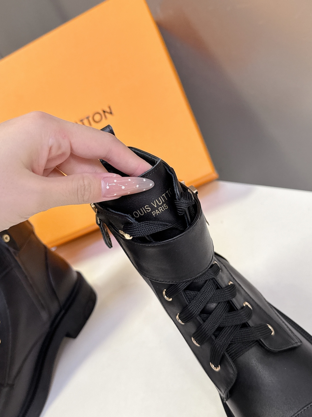 路易威登LOUIS VUITTON秋冬最新款马丁靴 超多明星时尚博主种草 原版一比一复刻打造 版型超级正
