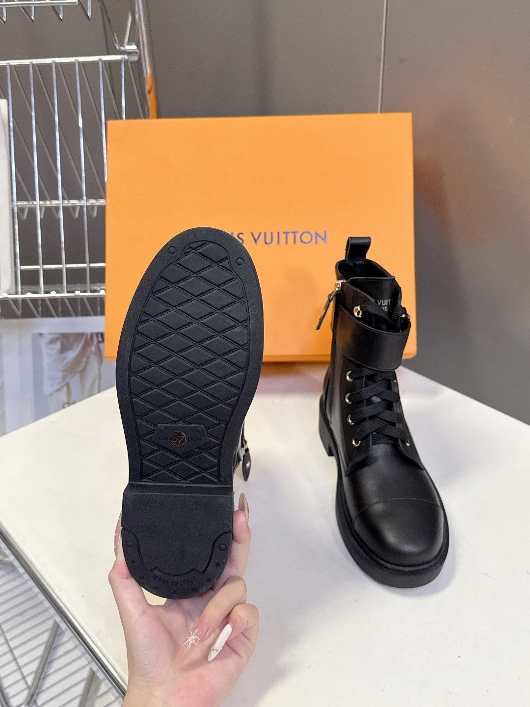 路易威登LOUIS VUITTON秋冬最新款马丁靴 超多明星时尚博主种草 原版一比一复刻打造 版型超级正