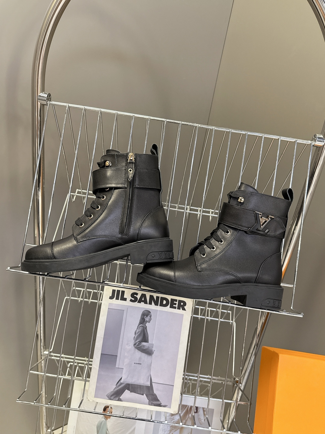 路易威登LOUIS VUITTON秋冬最新款马丁靴 超多明星时尚博主种草 原版一比一复刻打造 版型超级正