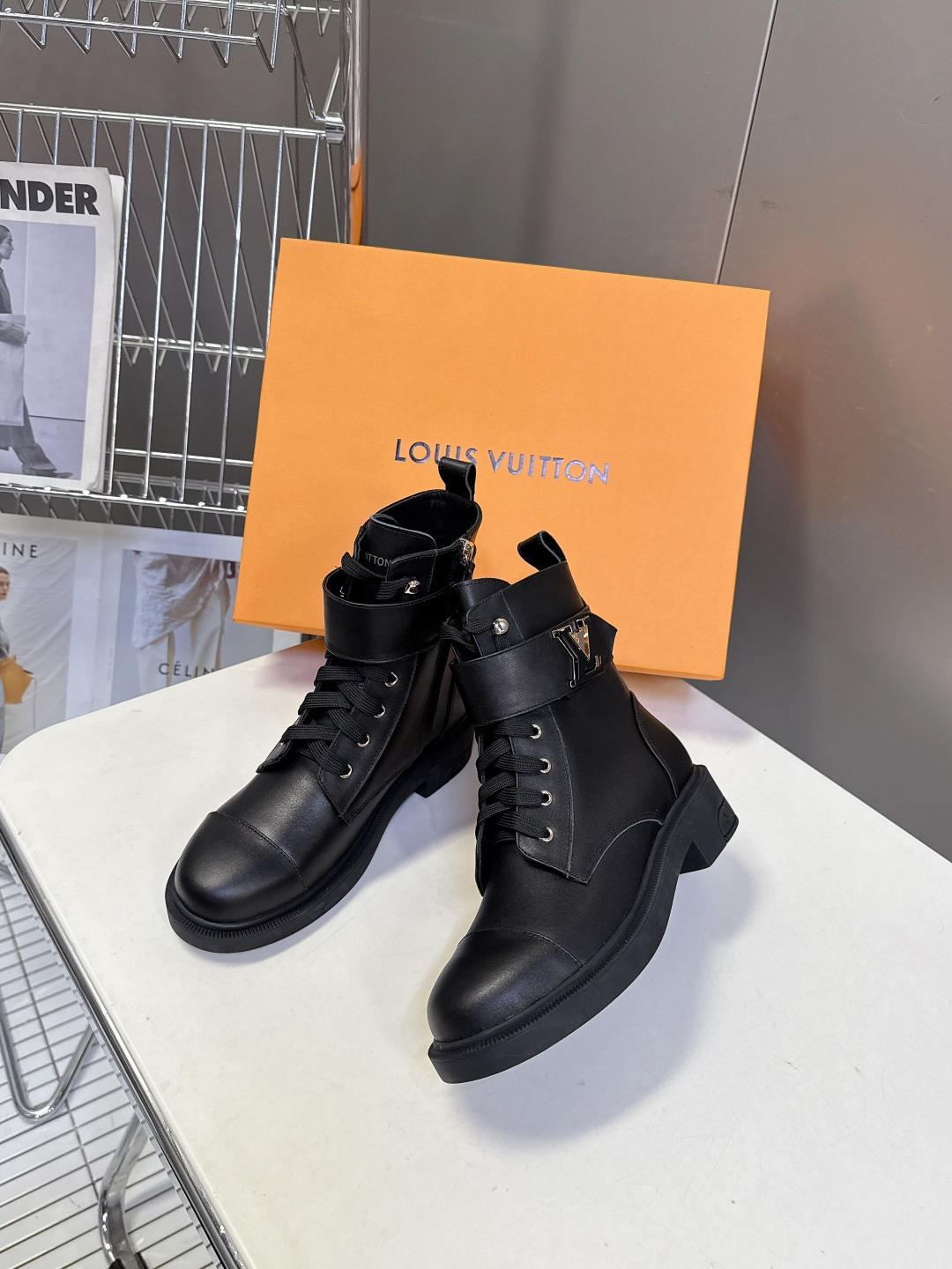 路易威登LOUIS VUITTON秋冬最新款马丁靴 超多明星时尚博主种草 原版一比一复刻打造 版型超级正