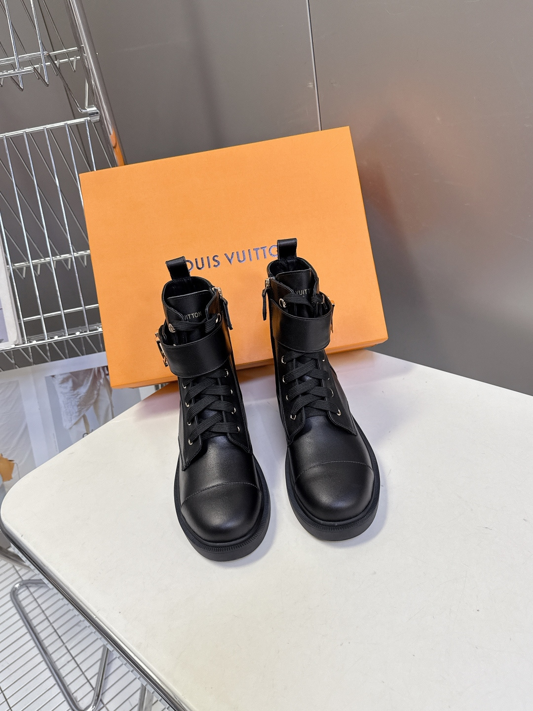 路易威登LOUIS VUITTON秋冬最新款马丁靴 超多明星时尚博主种草 原版一比一复刻打造 版型超级正
