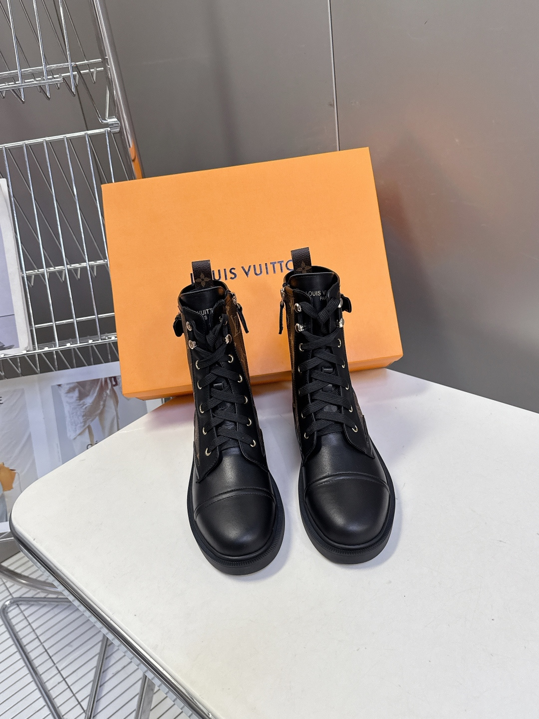 路易威登LOUIS VUITTON秋冬最新款马丁靴 超多明星时尚博主种草 原版一比一复刻打造 版型超级正
