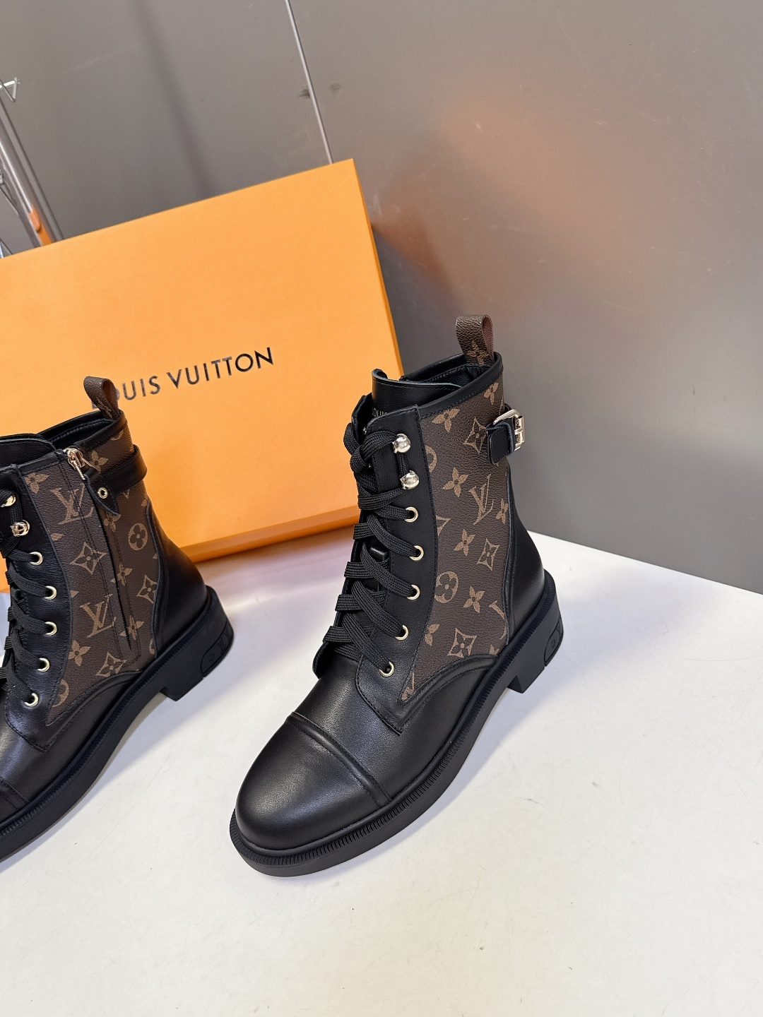 路易威登LOUIS VUITTON秋冬最新款马丁靴 超多明星时尚博主种草 原版一比一复刻打造 版型超级正