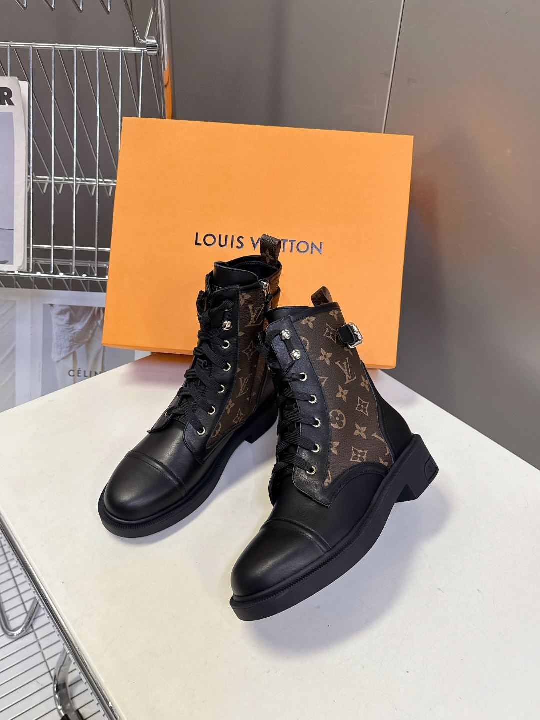 路易威登LOUIS VUITTON秋冬最新款马丁靴 超多明星时尚博主种草 原版一比一复刻打造 版型超级正