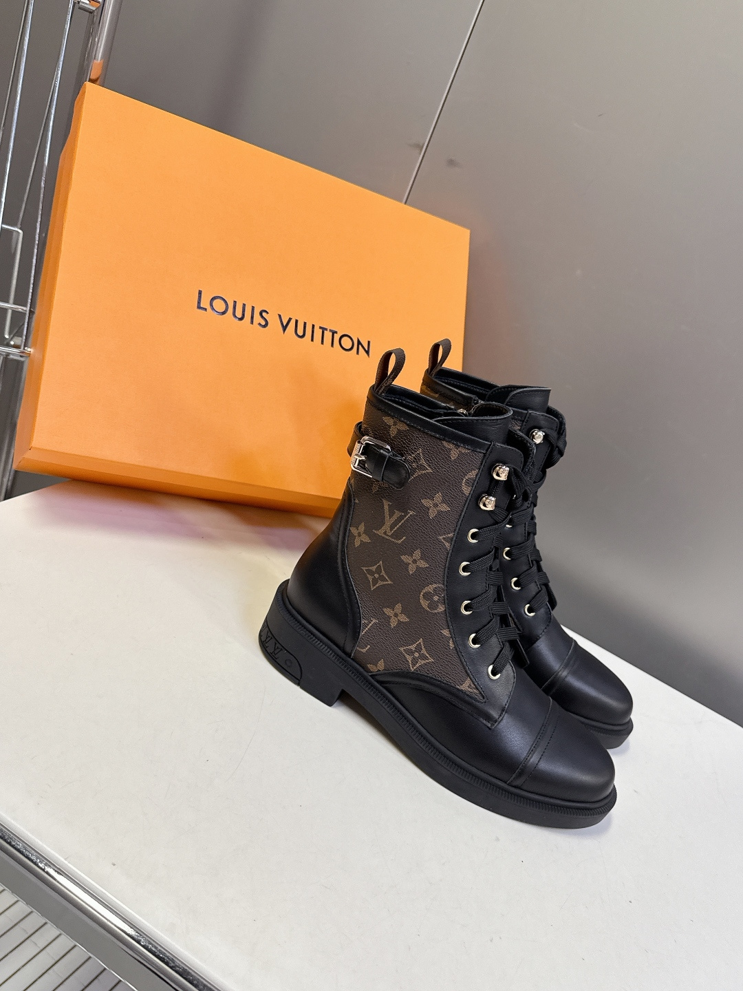 路易威登LOUIS VUITTON秋冬最新款马丁靴 超多明星时尚博主种草 原版一比一复刻打造 版型超级正