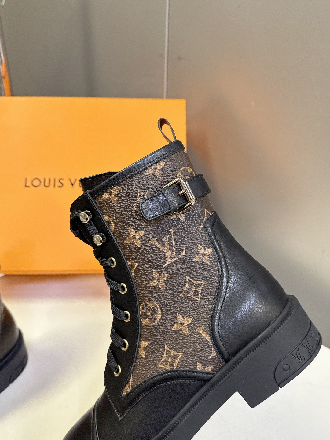 路易威登LOUIS VUITTON秋冬最新款马丁靴 超多明星时尚博主种草 原版一比一复刻打造 版型超级正