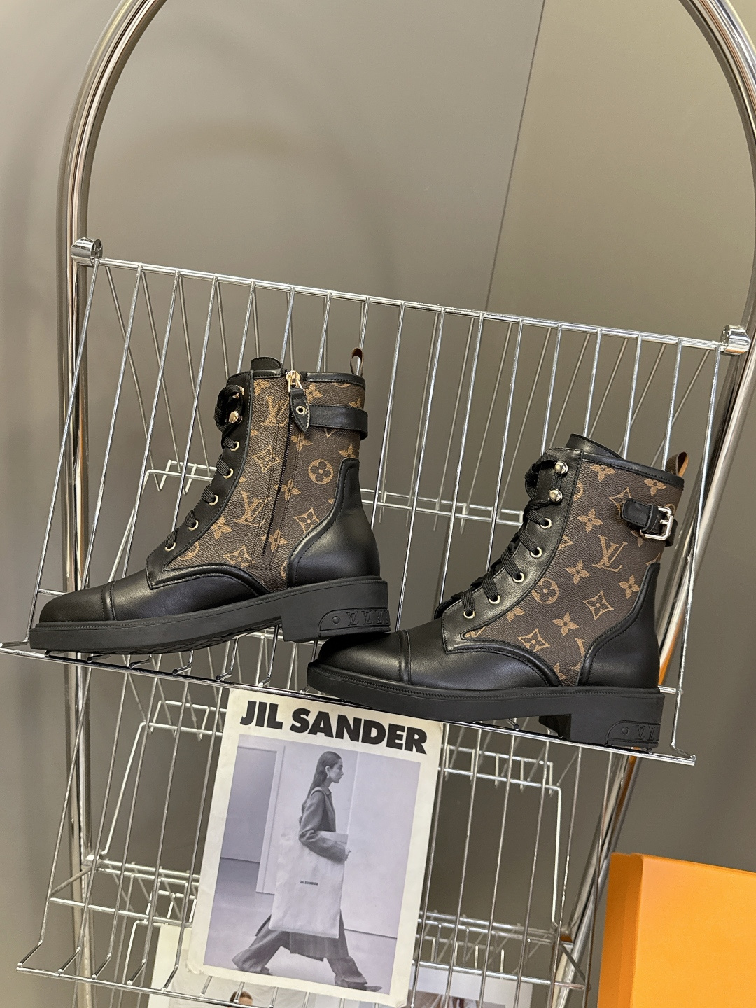 路易威登LOUIS VUITTON秋冬最新款马丁靴 超多明星时尚博主种草 原版一比一复刻打造 版型超级正