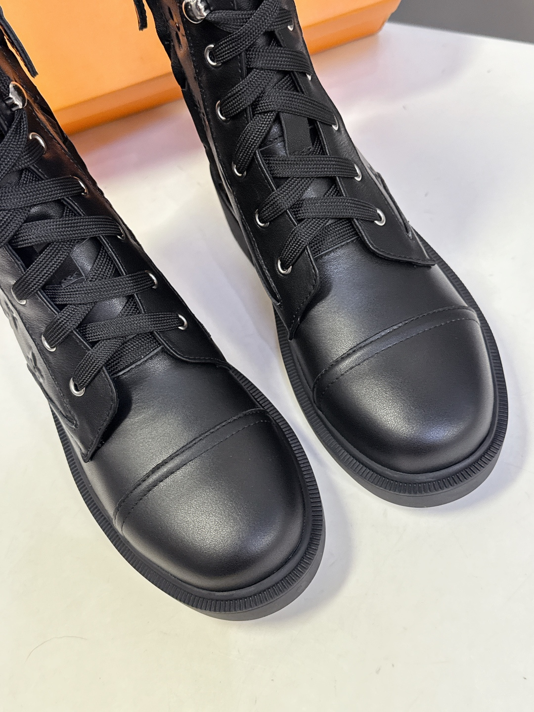 路易威登LOUIS VUITTON秋冬最新款马丁靴 超多明星时尚博主种草 原版一比一复刻打造 版型超级正