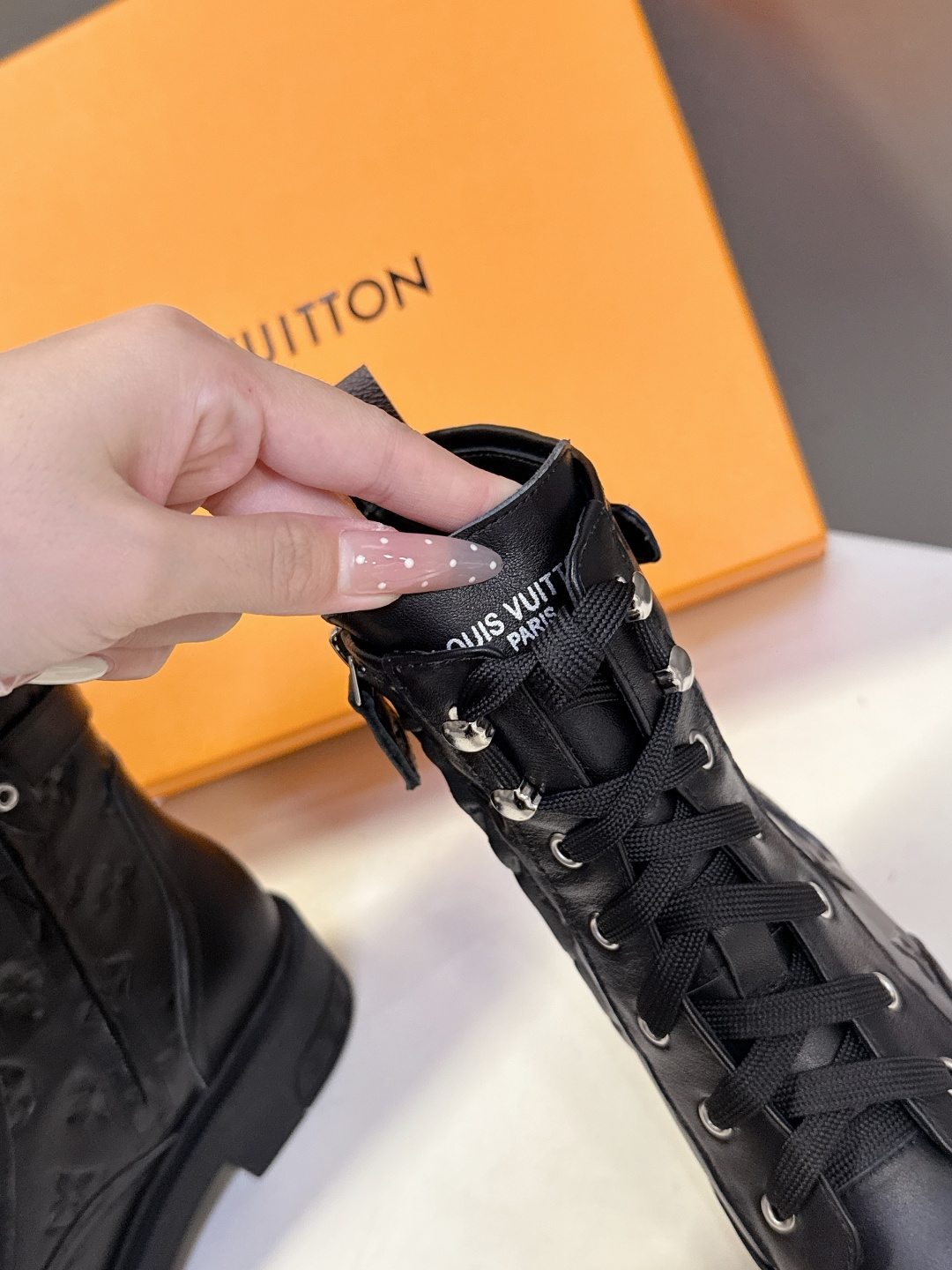 路易威登LOUIS VUITTON秋冬最新款马丁靴 超多明星时尚博主种草 原版一比一复刻打造 版型超级正