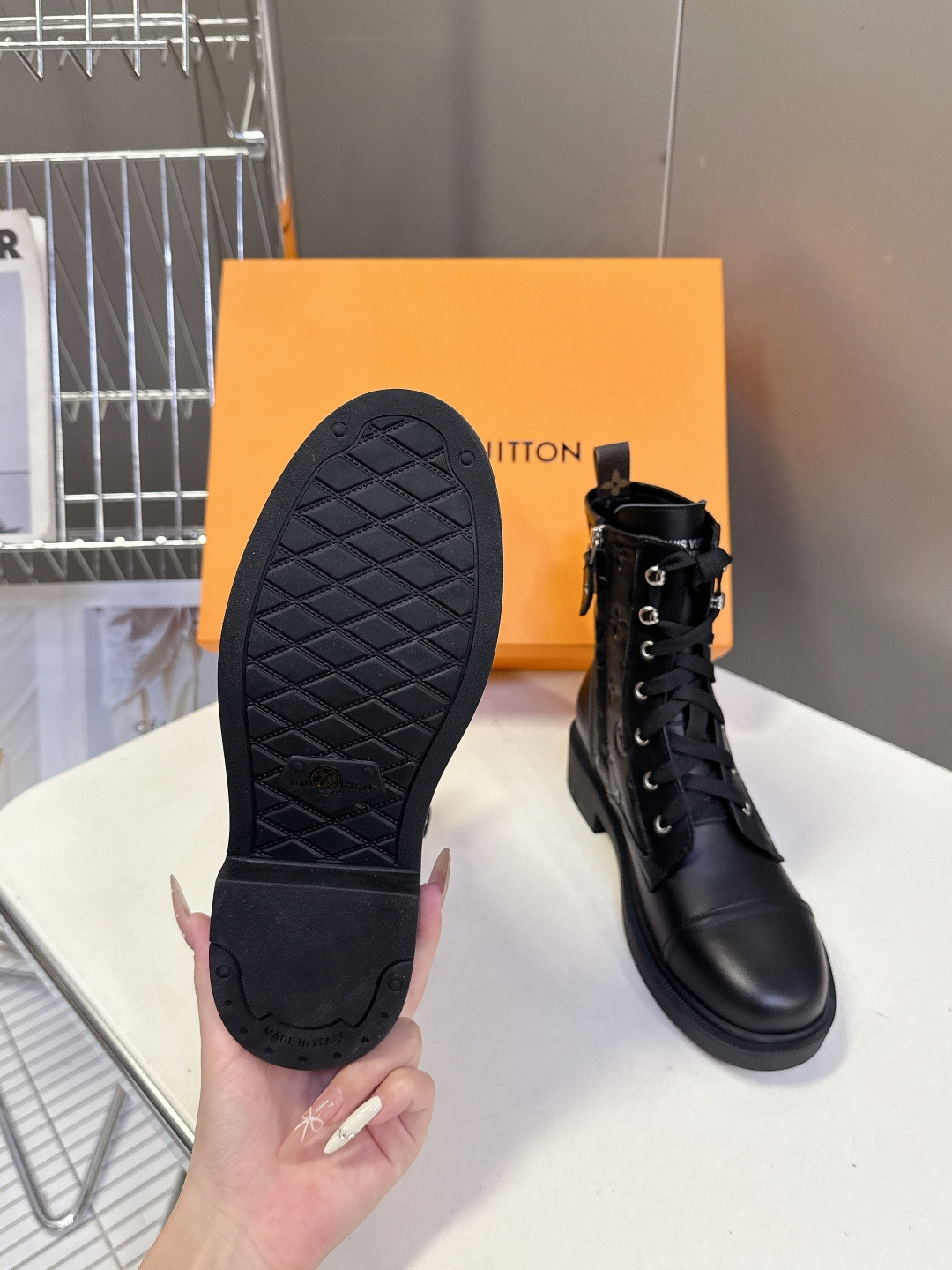 路易威登LOUIS VUITTON秋冬最新款马丁靴 超多明星时尚博主种草 原版一比一复刻打造 版型超级正